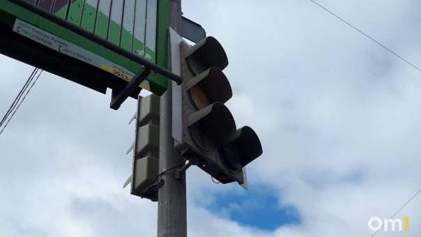 На улице Масленникова в Омске изменилась работа светофора