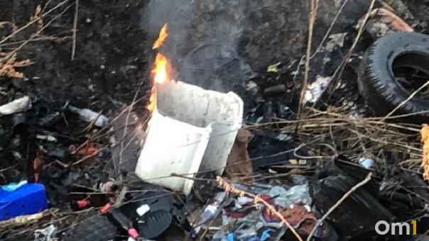 В Новосибирске горит нелегальная свалка на улице Малыгина