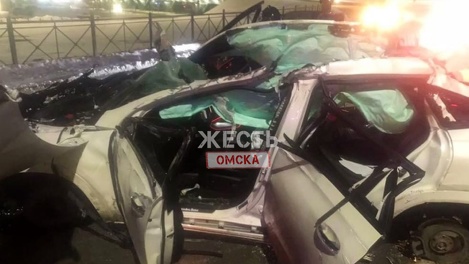 Люди выпали на дорогу. В жёсткой аварии у омского метромоста погиб человек