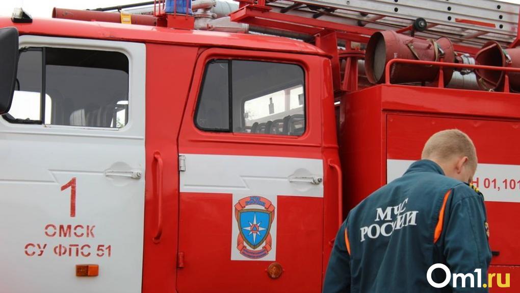 Омские пожарные обнаружили тело мужчины в доме, где обрушилась крыша