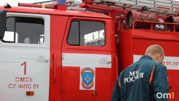 Омские пожарные обнаружили тело мужчины в доме, где обрушилась крыша