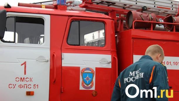 Омские пожарные обнаружили тело мужчины в доме, где обрушилась крыша