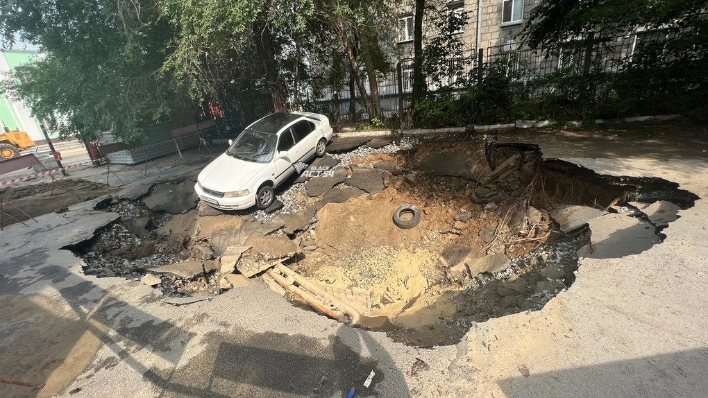 В центре Новосибирска иномарка провалилась под асфальт