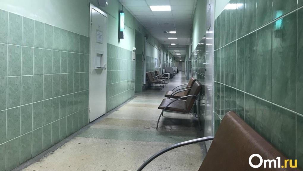 «Наболело!»: в омских поликлиниках люди борются за место к терапевту