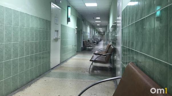 «Наболело!»: в омских поликлиниках люди борются за место к терапевту