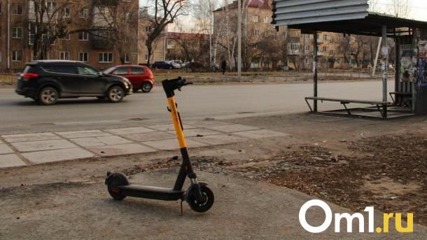 На омском Левобережье машина сбила двух парней на одном электросамокате