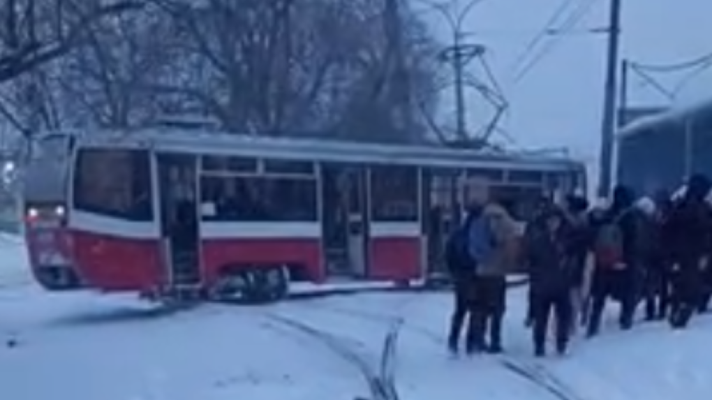 Трамвай №13 встал поперёк рельсов в Новосибирске