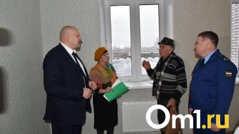 Мэр Омска Сергей Шелест вручил переселенцам из аварийного жилья ключи от новых квартир