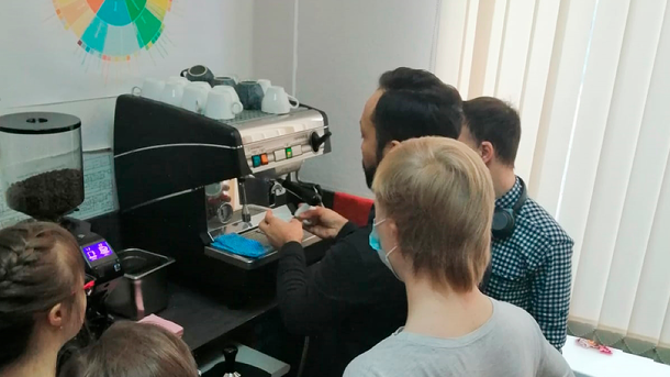 Первое инклюзивное кафе с бариста с синдромом Дауна открыли в Новосибирске