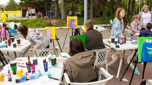Омский клуб «Молодые родители» завоевывает сердца детей