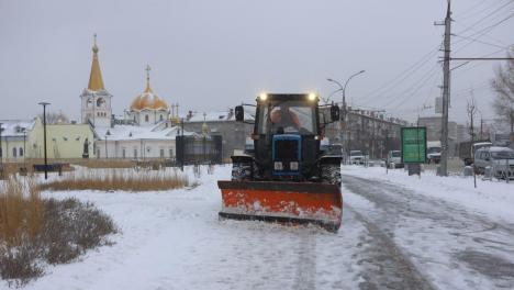 Более 200 единиц техники выехали на заснеженные улицы Новосибирска