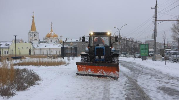 Более 200 единиц техники выехали на заснеженные улицы Новосибирска