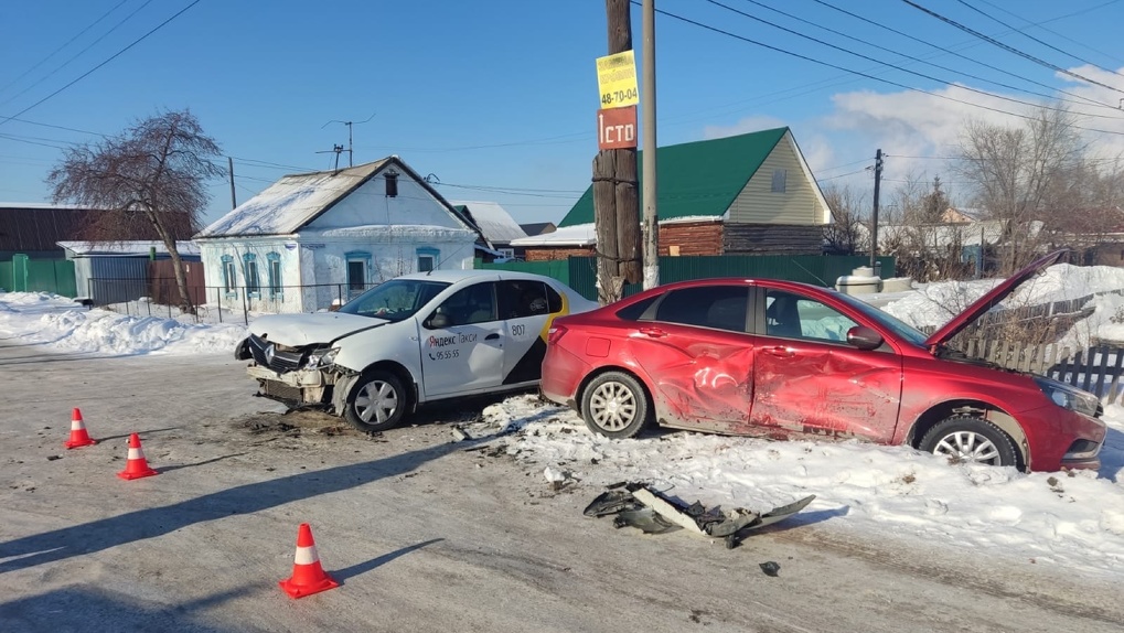 В ДТП с такси в Омске пострадали ребёнок и двое взрослых