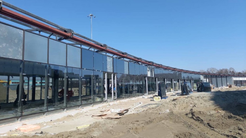 Многослойную кровлю начали монтировать на новой ледовой арене в Новосибирске. ФОТО