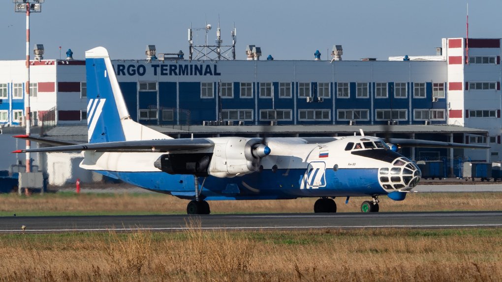 Житель Новосибирска опубликовал из Толмачево снимок самолета-фотоаппарата Ан-30