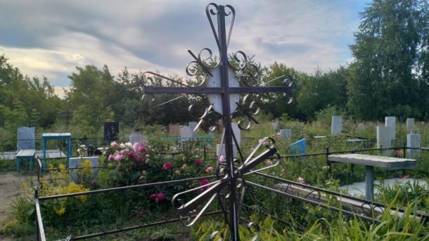 Цветы и слёзы на асфальте: как прошла Радоница в Новосибирске