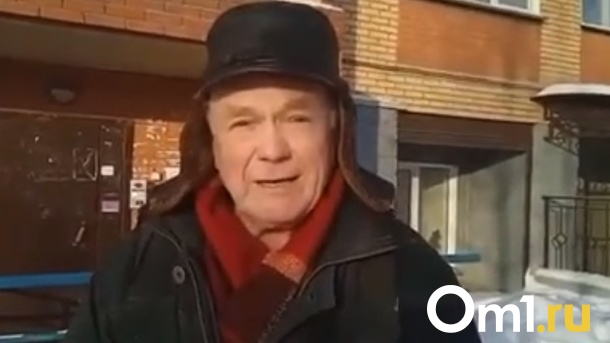 Ромео XXI века: пожилой новосибирец прочитал стихи собственного сочинения на улице. ВИДЕО