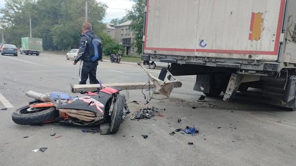 31-летний мотоциклист насмерть разбился в ДТП с фурой в Новосибирске