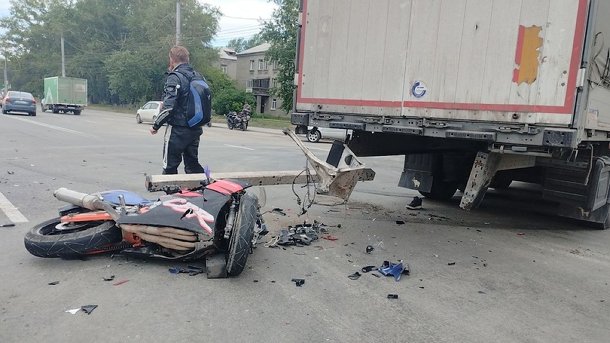 31-летний мотоциклист насмерть разбился в ДТП с фурой в Новосибирске