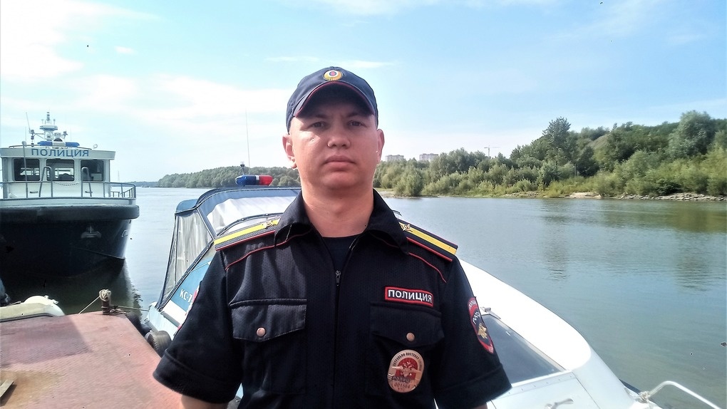 Полицейский спас упавшего с моста новосибирца. ВИДЕО