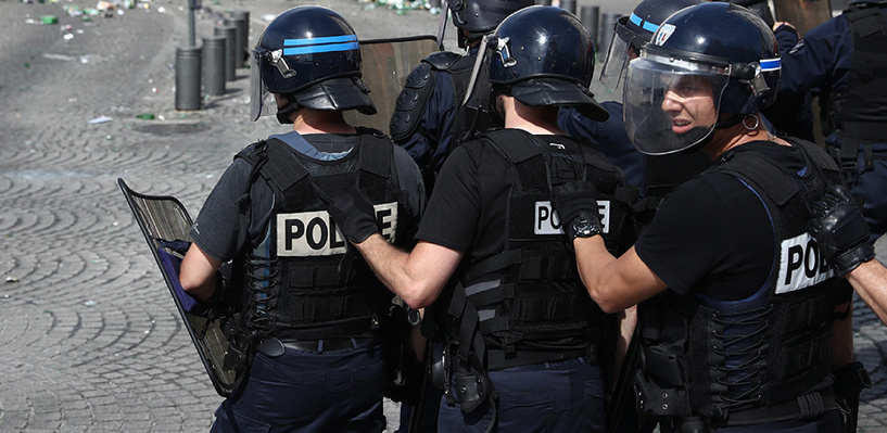 «Врывались в номера с автоматами»: французские полицейские обыскали отель с российскими фанатами