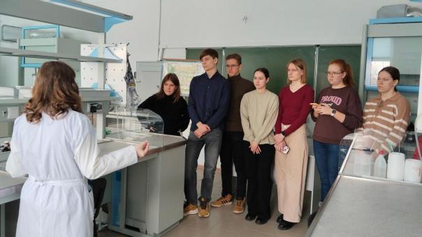 Студенты ОмГУ помогают школьникам выбрать профессию