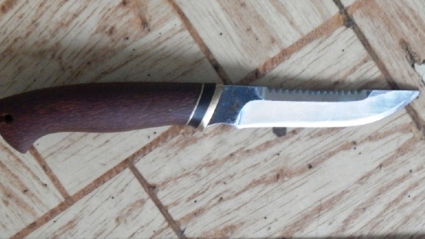 «Приставил к горлу нож»: в Омске мужчина напал на инвалида за долг по коммуналке