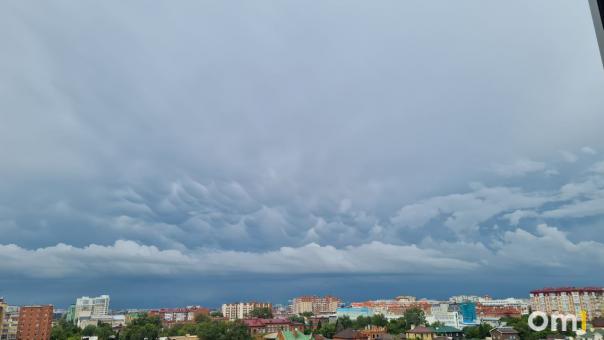 Над Омском замечены облака, предвещающие бурю и шаровые молнии