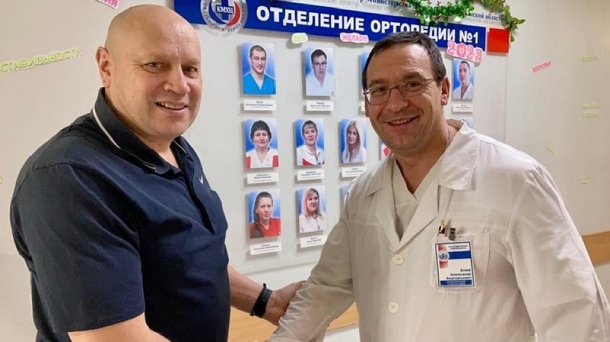 Мэр Омска Шелест возвращается к работе после сложной операции на ноге