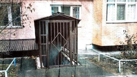 Омичка через суд уничтожила навес, спасавший подвал от затопления