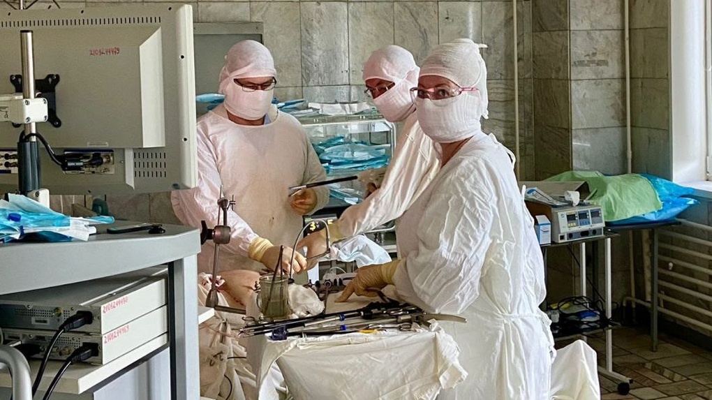 «Здравствуй, новая жизнь без боли»: хирурги двух больниц спасли жизнь молодой омички