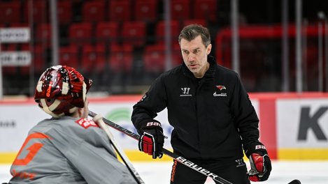 Омский «Авангард» сохранит тренера вратарей Сергея Звягина