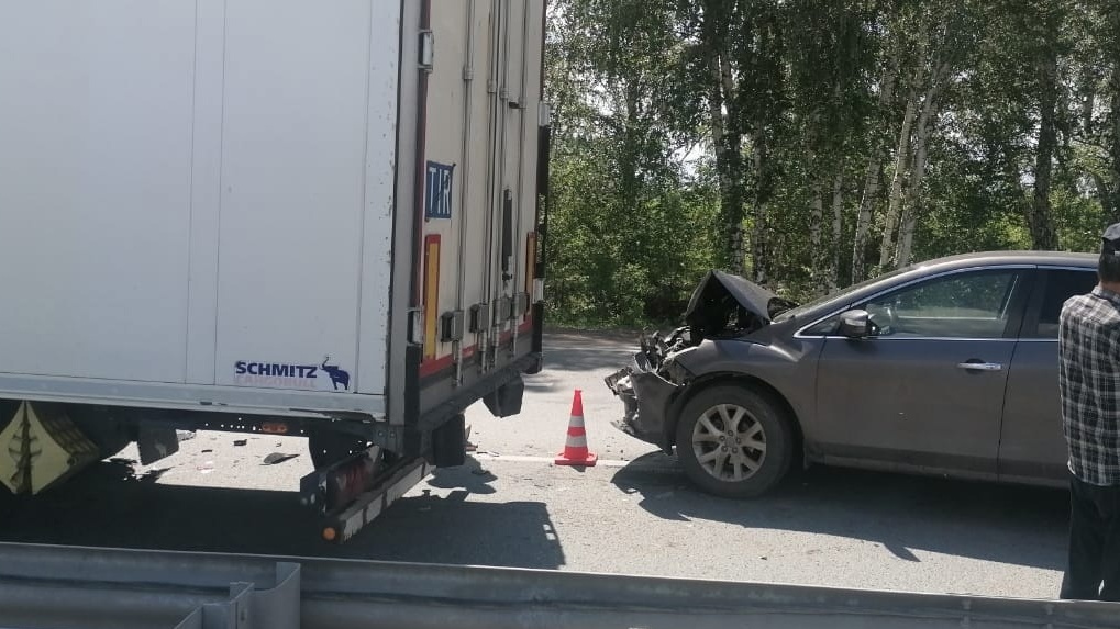 Молодая семья пострадала из-за аварии двух грузовиков в Омской области