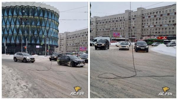 Оборвавшийся кабель затруднил проезд на площади Маркса в Новосибирске