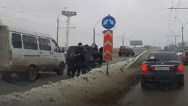 «Не смущали слёзы малыша»: две женщины подрались на эстакаде на глазах у ребёнка в Новосибирске. ВИДЕО