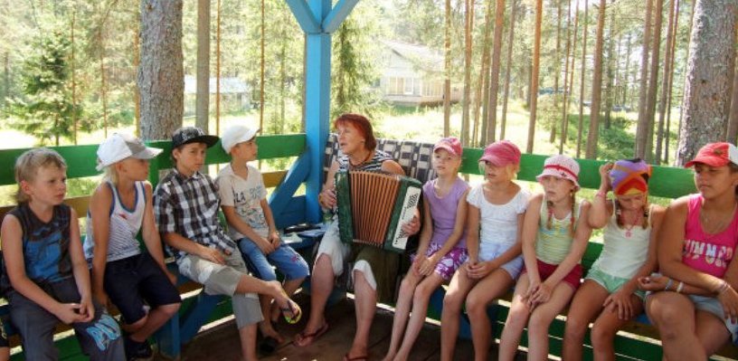 В Омске путевки в коммерческий детский лагерь стоят 32 тысячи