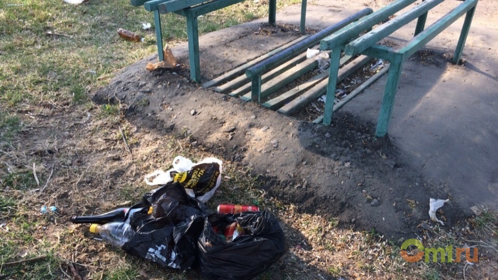Советский парк Омска начинает благоухать от мусора