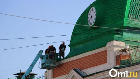 В Омске приступили к ремонту башни с часами в центре города