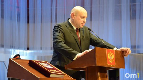 В мэрии Омска прокомментировали отсутствие масок на инаугурации Шелеста
