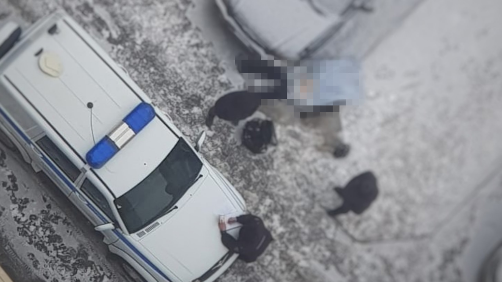 Тело мужчины нашли под окнами дома в Первомайском районе Новосибирска
