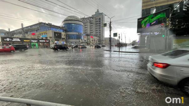 Непогода не отпускает: омичам пообещали сильный ливень и крупный град
