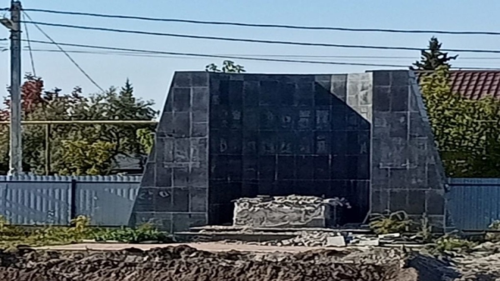 Памятник воинам-толмачёвцам раскололся при демонтаже в Новосибирской области