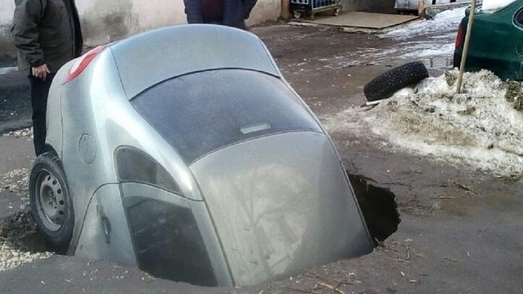В Самаре автомобиль LADA открыл портал в ад и провалился туда. Фото
