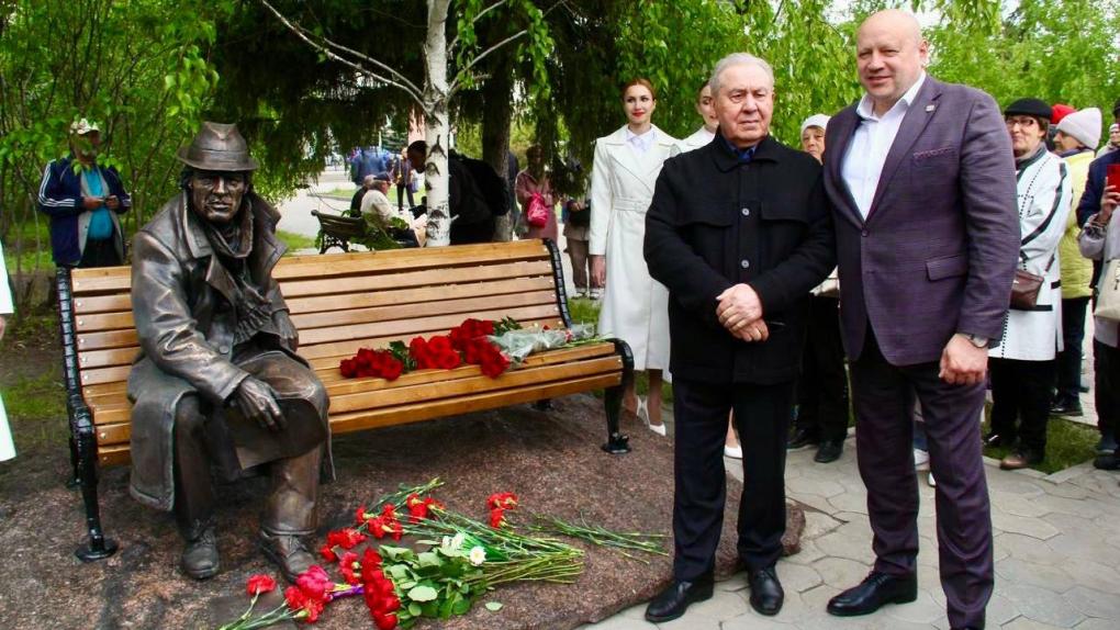 Шелест и Полежаев открыли памятник омскому поэту Кутилову
