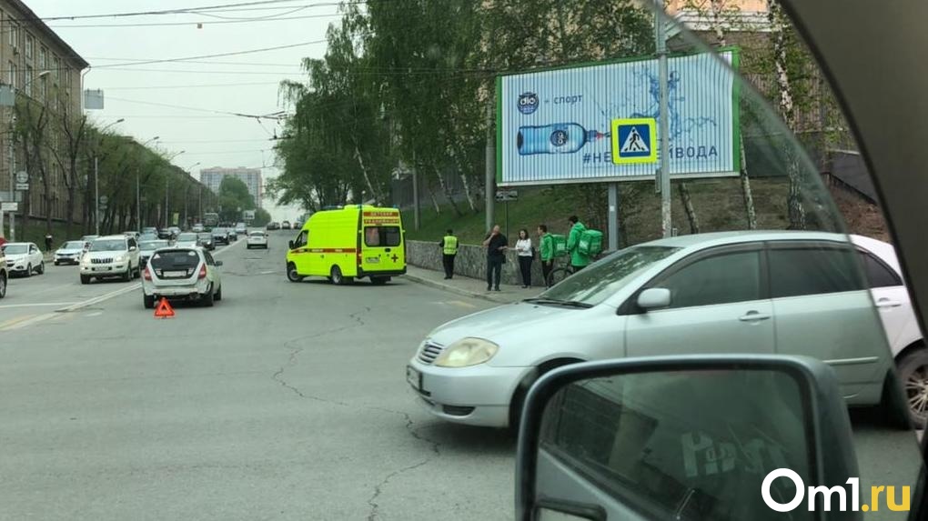 Иномарка сбила доставщика еды в Новосибирске (фотофакт)