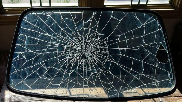 Новосибирец получил более 36 тысяч рублей за разбитое лобовое стекло через суд