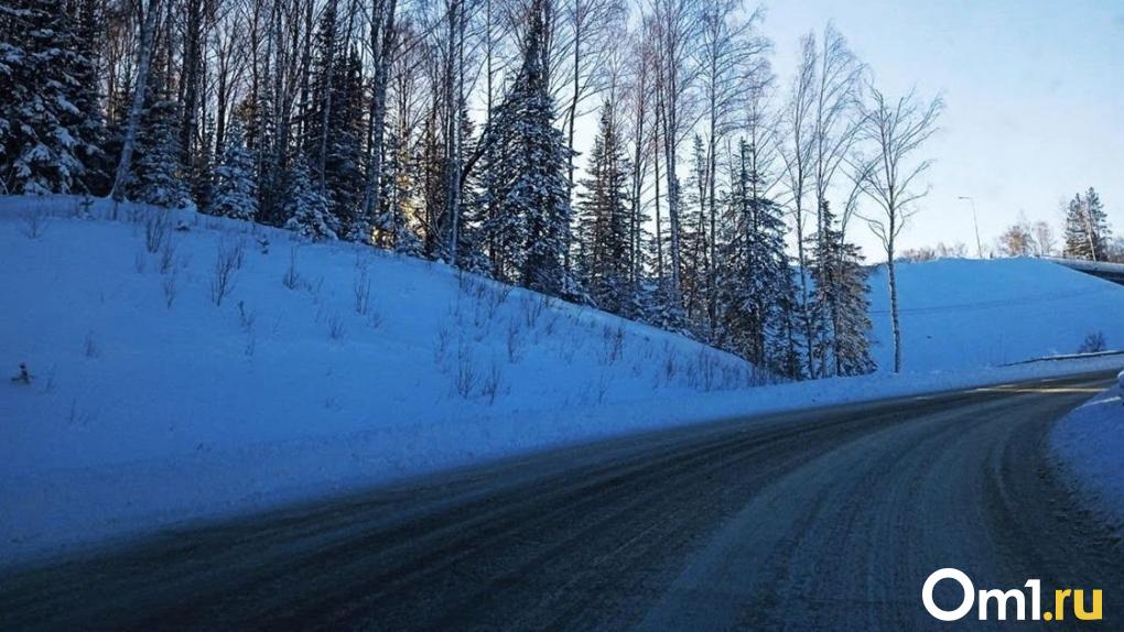 Улетают в кювет: омичей волнует опасная загородная дорога