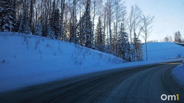Улетают в кювет: омичей волнует опасная загородная дорога