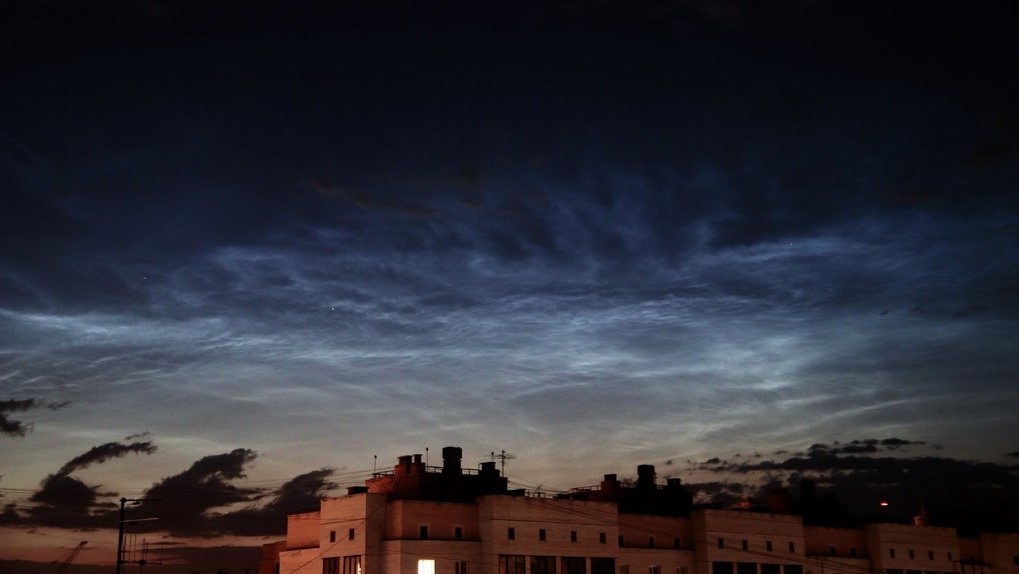 2 июня ночью. Небесные явления. Небо город. Над Омском ночь. Необычные явления в небе.