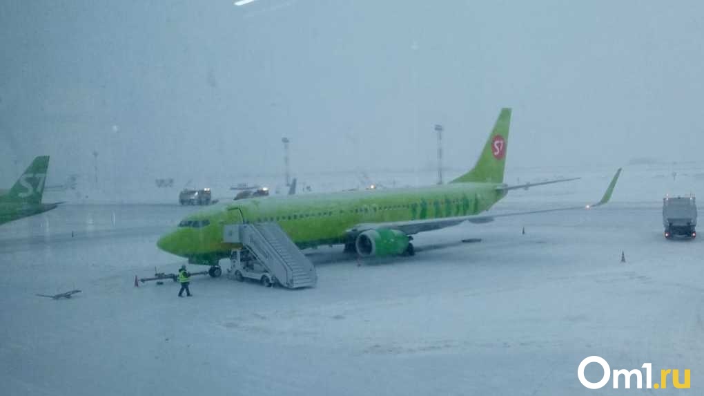 «Кидался стаканчиками и матерился»: пассажира бизнес-класса самолёта «Сочи-Новосибирск» сняли с рейса